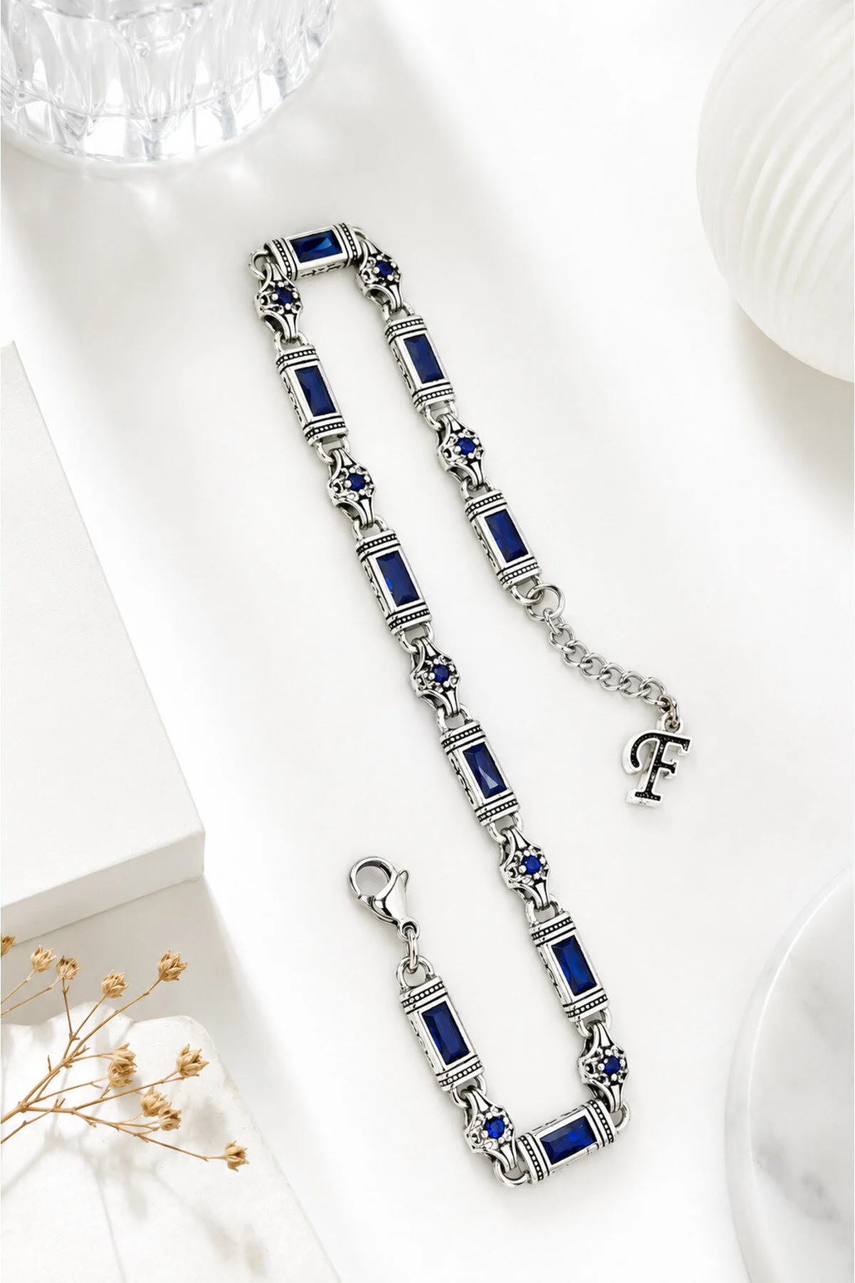 Rodyum Gümüş Kaplama B-103 Kromix Çelik Erkek Bilelik 1+1 Gravürlü Otantik Safir Rengi Zirkon Baget Taşlı Harfli 5 mm