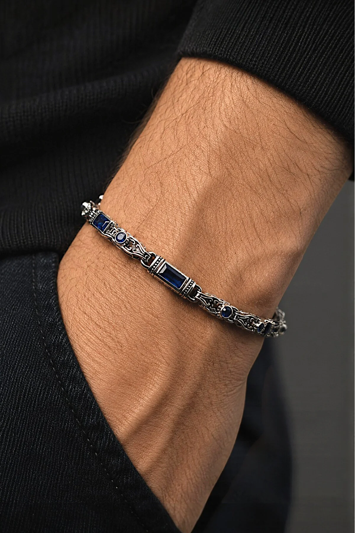 Rodyum Gümüş Kaplama B-101 Kromix Çelik Erkek Bilelik 3+1 Gravürlü Otantik Safir Rengi Zirkon Taşlı Harfli 5 mm Kalınlık