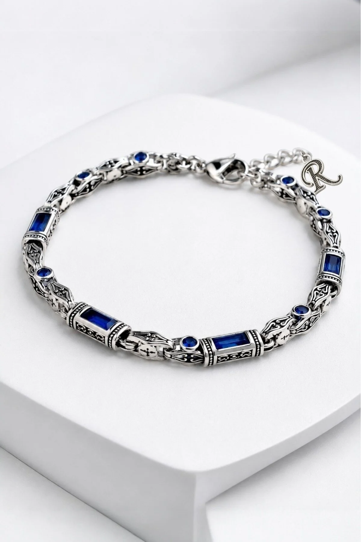 Rodyum Gümüş Kaplama B-101 Kromix Çelik Erkek Bilelik 3+1 Gravürlü Otantik Safir Rengi Zirkon Taşlı Harfli 5 mm Kalınlık