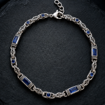 Rodyum Gümüş Kaplama Kromix Çelik Erkek Bilelik Gravürlü Otantik Safir Rengi Zirkon Taşlı 5 mm Kalınlık
