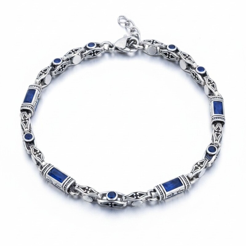 Rodyum Gümüş Kaplama Kromix Çelik Erkek Bilelik Gravürlü Otantik Safir Rengi Zirkon Taşlı 5 mm Kalınlık