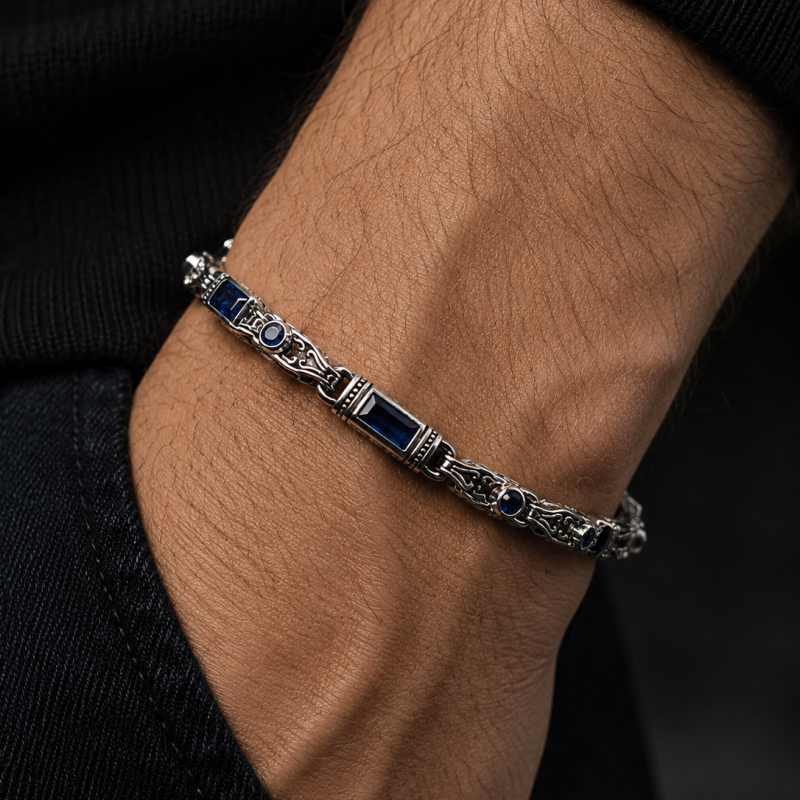 Rodyum Gümüş Kaplama Kromix Çelik Erkek Bilelik Gravürlü Otantik Safir Rengi Zirkon Taşlı 5 mm Kalınlık
