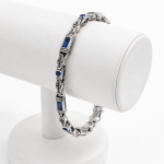 Rodyum Gümüş Kaplama Kromix Çelik Erkek Bilelik Gravürlü Otantik Safir Rengi Zirkon Taşlı 5 mm Kalınlık