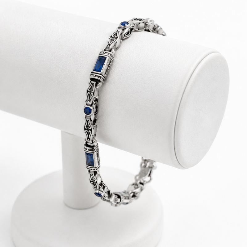 Rodyum Gümüş Kaplama Kromix Çelik Erkek Bilelik Gravürlü Otantik Safir Rengi Zirkon Taşlı 5 mm Kalınlık