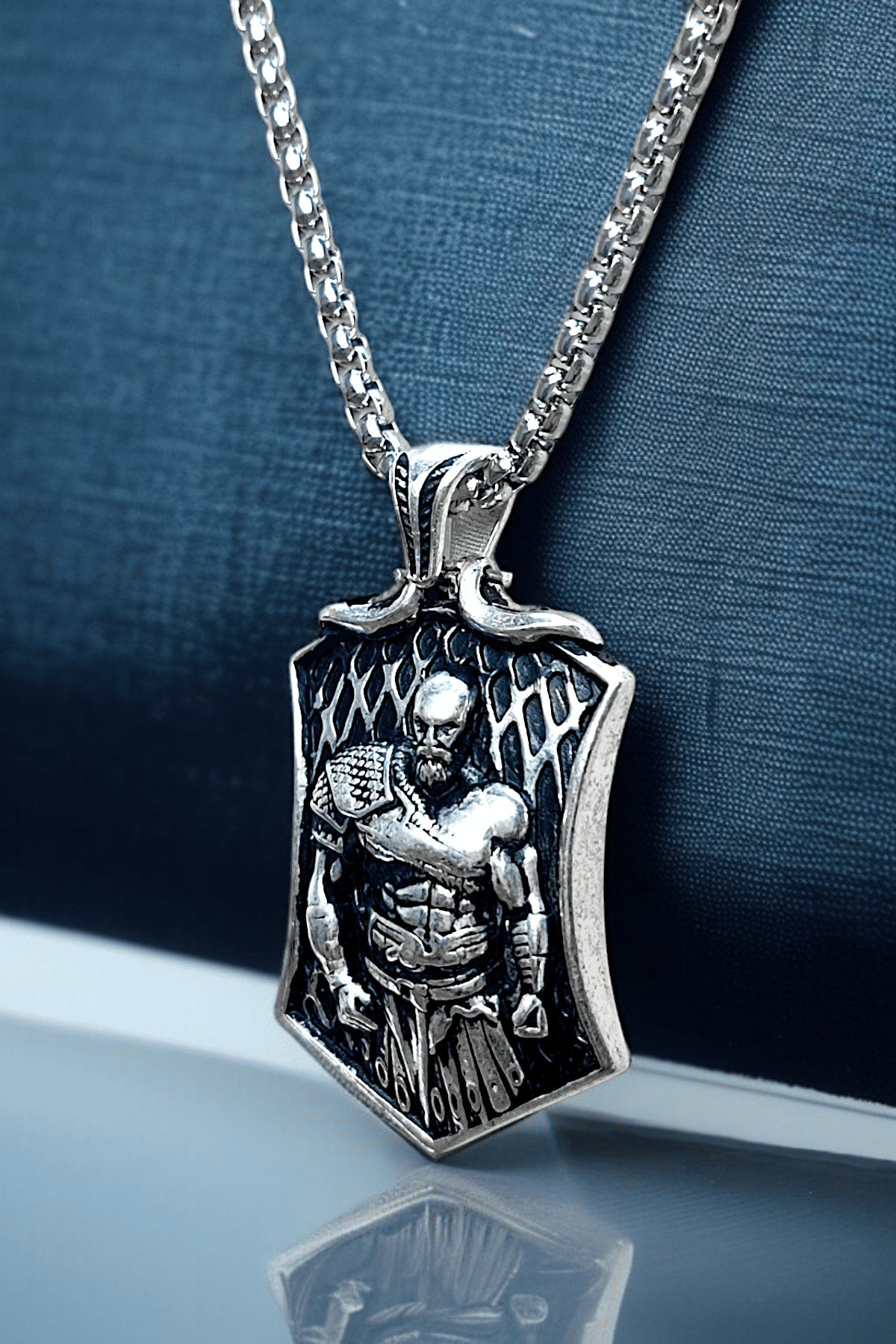 Gümüş Kaplama Krom-Çelik Madalyon Kratos Gladyatör Ruhlu Savaşçı Kolye – Erkeklere Özel Güç Sembolü